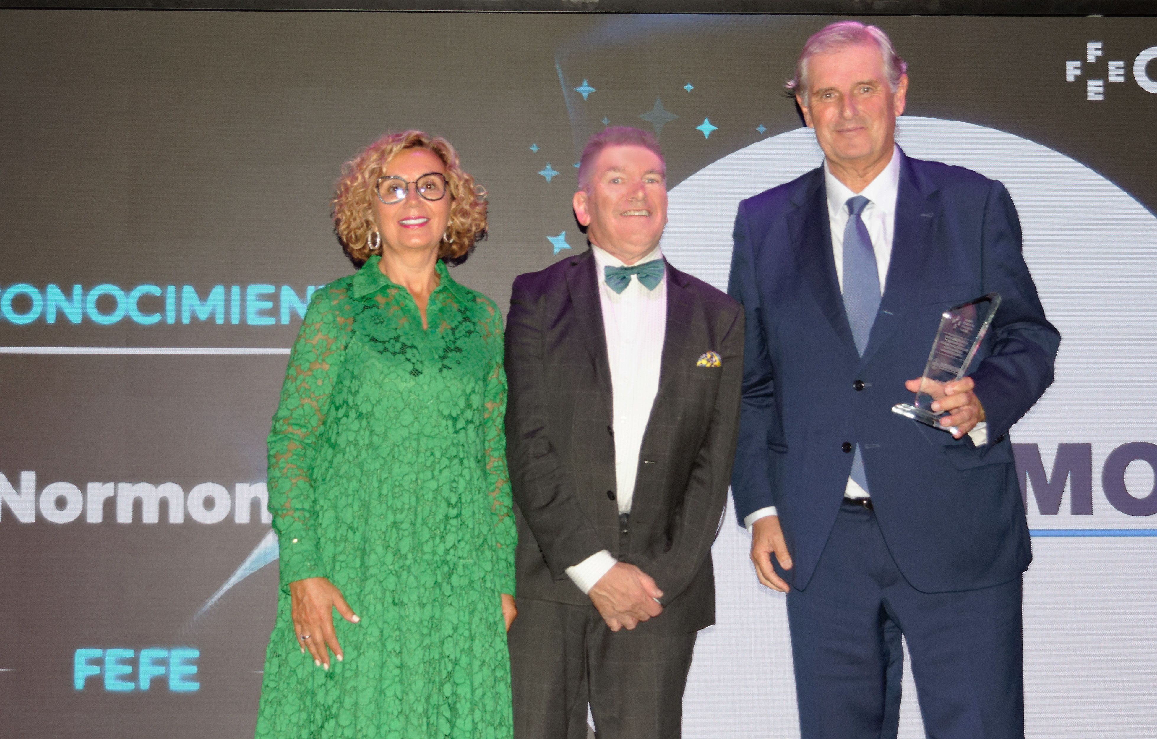 María José García, vicepresidenta de FEFE, Cristóbal López de la Manzanara, presidente de Adefarma, y Jesús Govantes Esteso, presidente y director general de Laboratorios Normon.