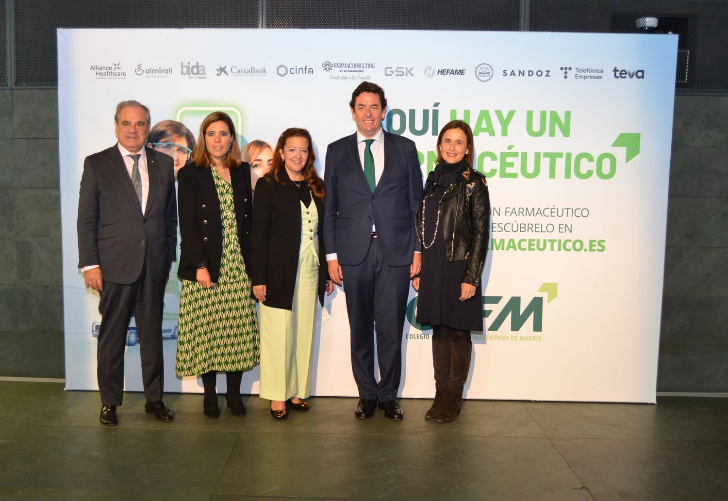 Jesús Aguilar, presidente del Consejo General de Colegios Oficiales de Farmacéuticos; Pilar Jimeno, directora de Inspección y Ordenación Sanitaria de la Consejería de Sanidad de la Comunidad de Madrid; Fátima Matute, consejera de Sanidad de la Comunidad de Madrid; Manuel Martínez del Peral, presidente del COFM; y Marta de Zarandieta, secretaria del COFM.