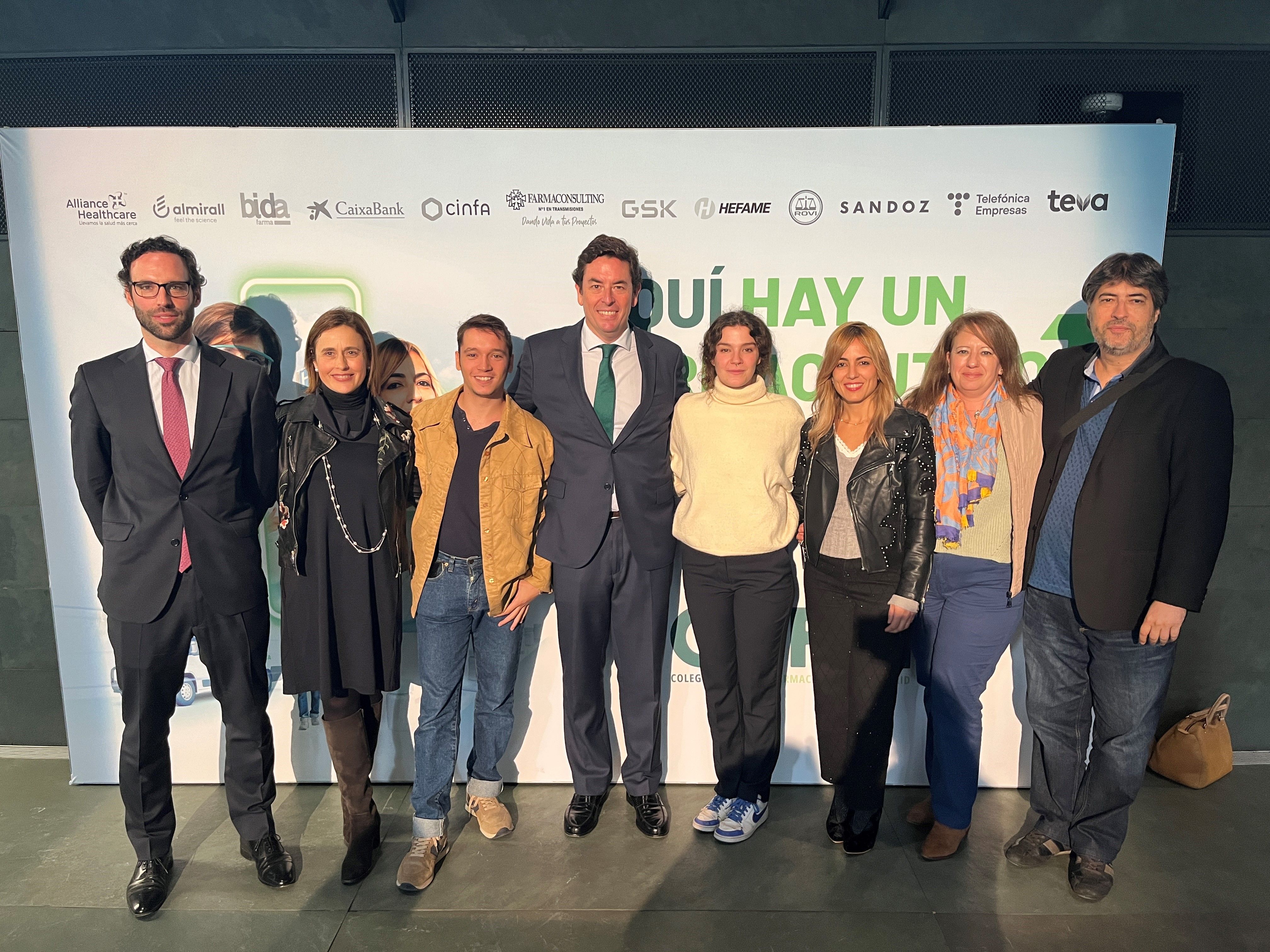 Miembros del COFM con los protagonistas de la serie Miembros del COFM con los protagonistas de la serie
