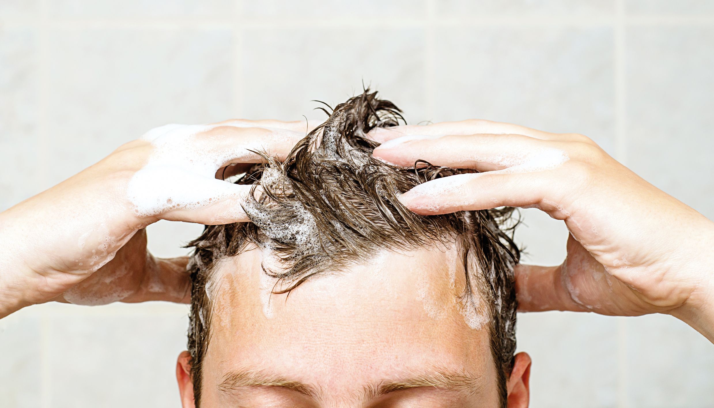 Шампунь для головы мужской. Мужчина моет голову. Мытье головы. Мытье головы мужчине. Мытье волос мужчина.
