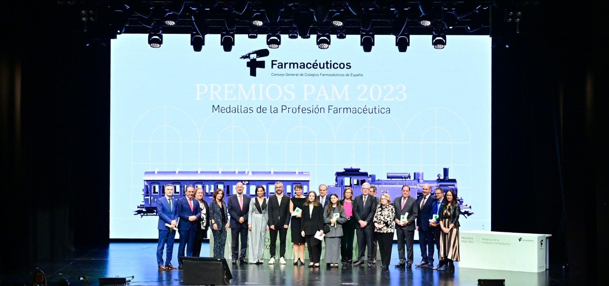 Foto de familia de los premiados
