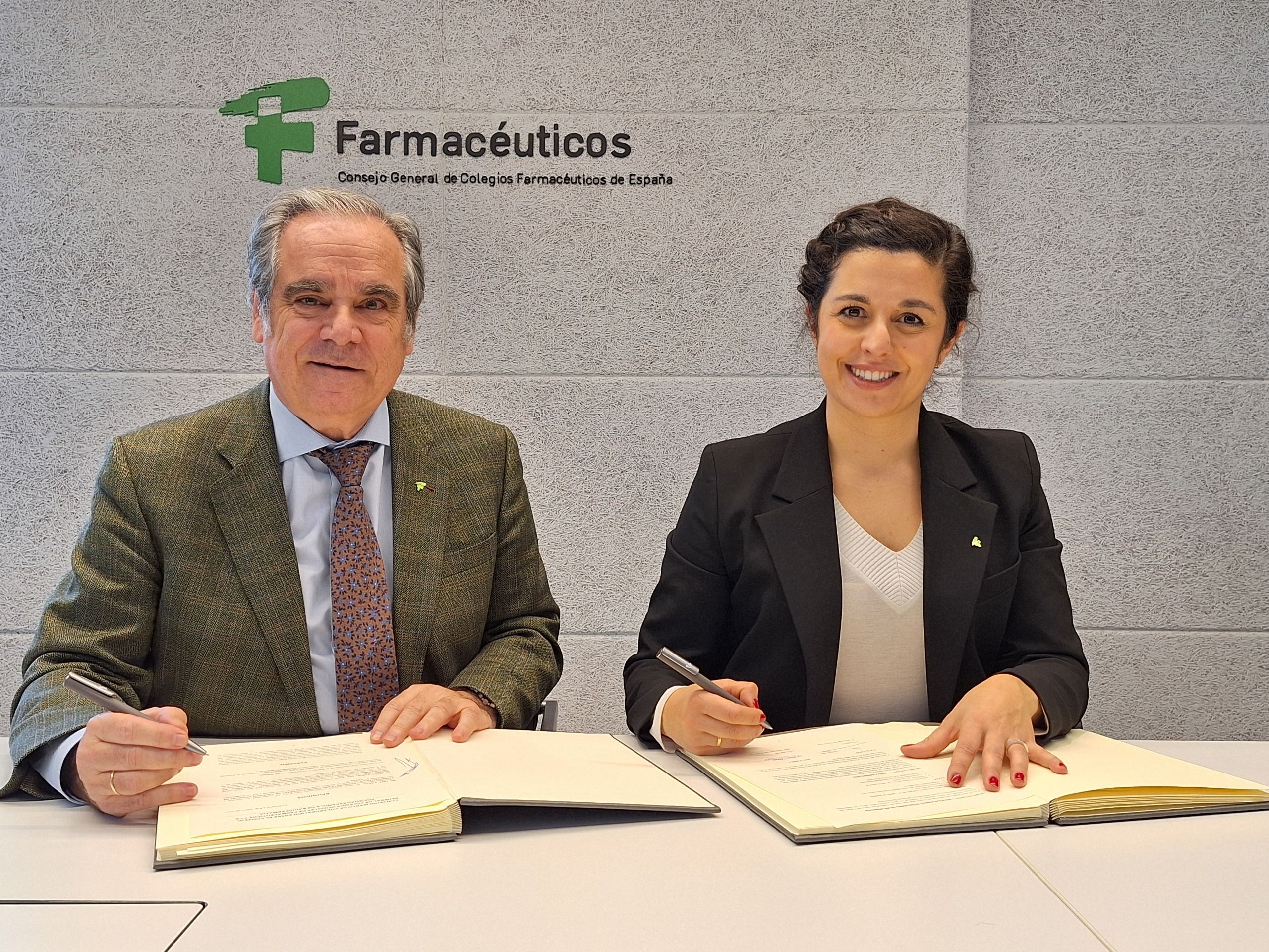 Jesús Aguilar, presidente del CGCOF; junto a Rocío Ramos, presidenta de SERFA