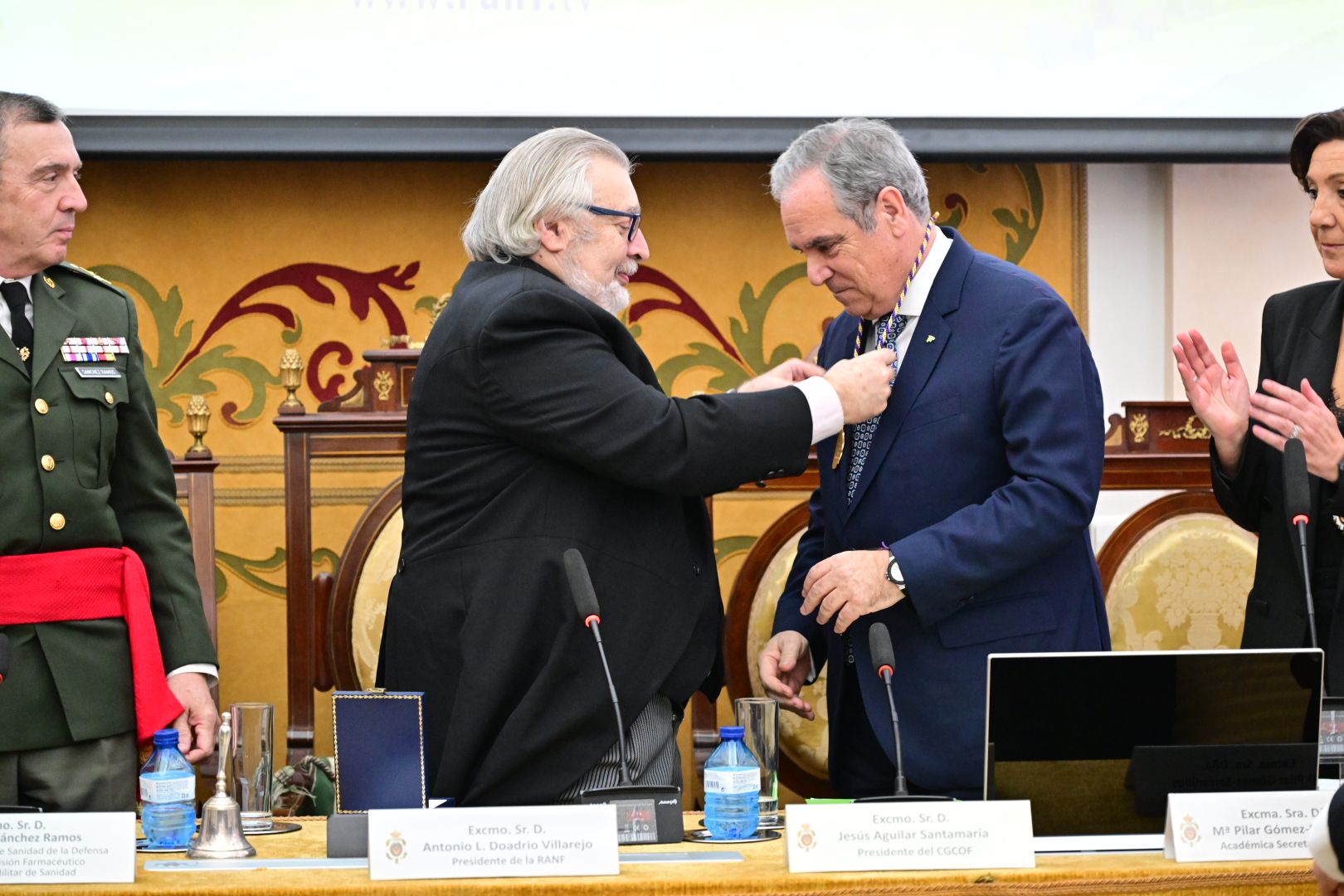 Jesús Aguilar recibe la Medalla de Oro de la Real Academia Nacional de Farmacia