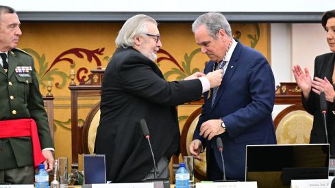 Jesús Aguilar recibe la Medalla de Oro de la Real Academia Nacional de Farmacia