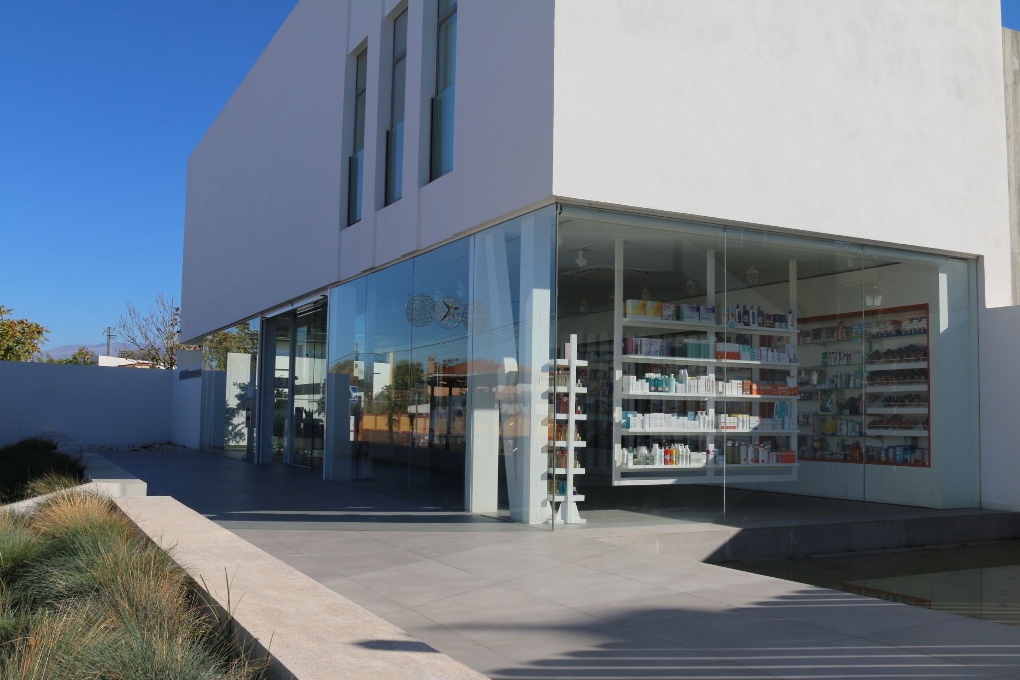 La farmacia destaca por contar con paredes de cristal que permiten la entrada de luz natural el 90% del día.