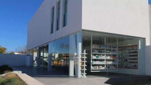 La farmacia destaca por contar con paredes de cristal que permiten la entrada de luz natural el 90% del día.