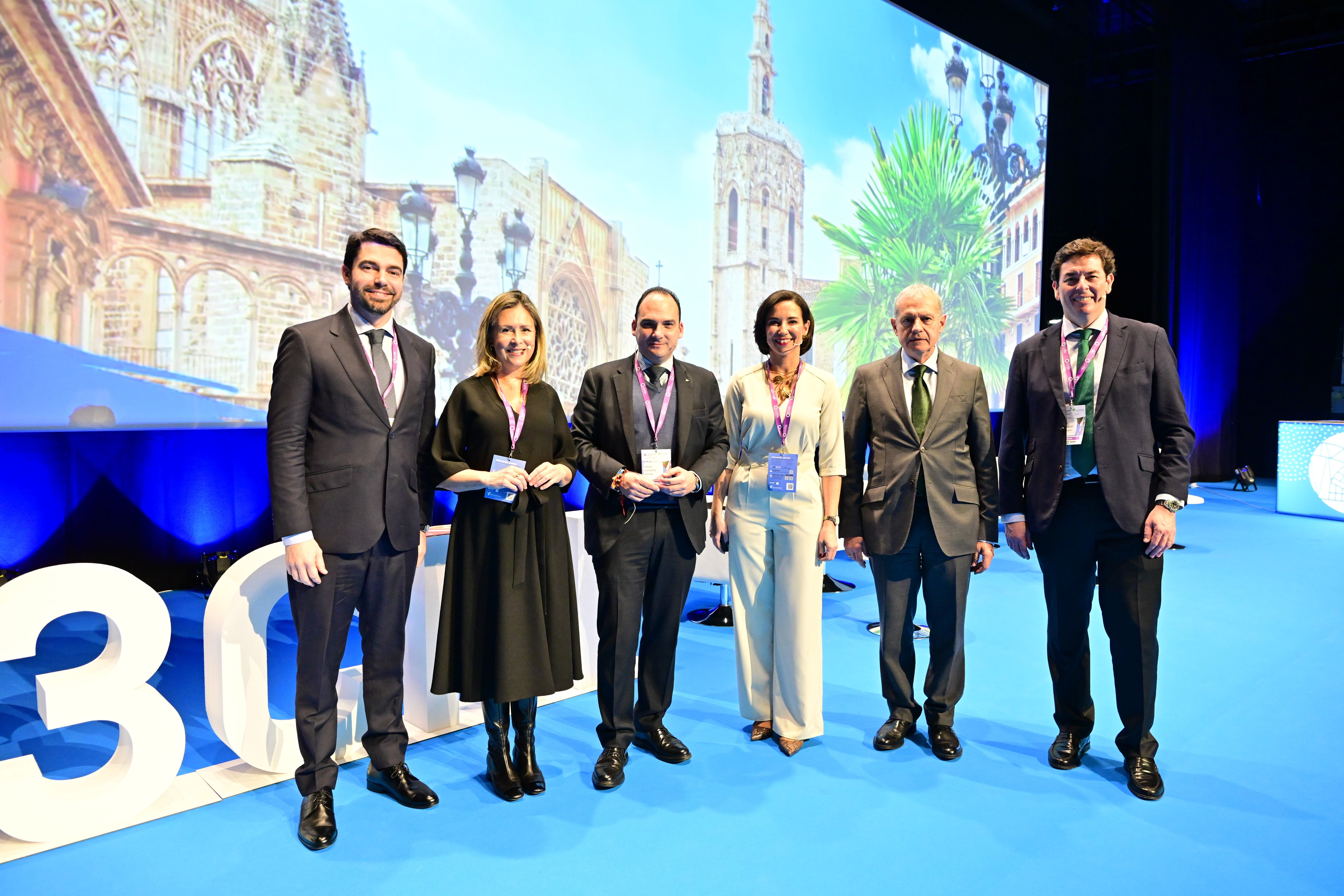 Participantes en la mesa de debate "Los Servicios Asistenciales de la farmacia española: contribución económica y valor social".