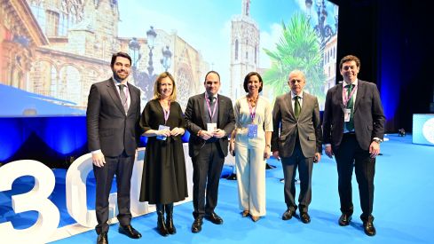 Participantes en la mesa de debate "Los Servicios Asistenciales de la farmacia española: contribución económica y valor social".