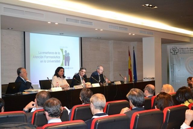 Profesión farmacéutica y Universidad avanzan en la incorporación de la enseñanza de la atención farmacéutica en las facultades de farmacia