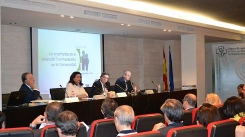 Profesión farmacéutica y Universidad avanzan en la incorporación de la enseñanza de la atención farmacéutica en las facultades de farmacia
