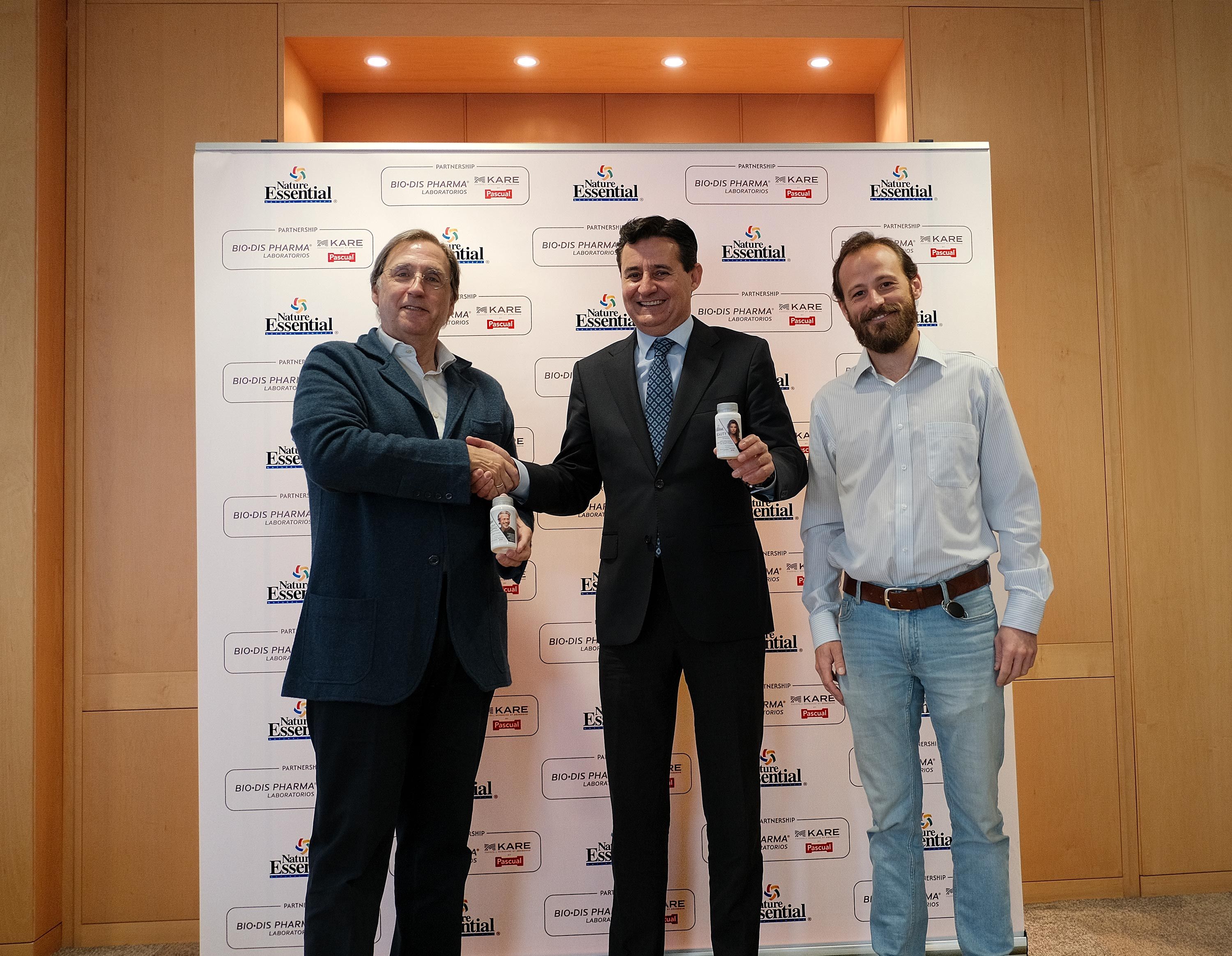 Tomás Pascual Gómez-Cuétara, presidente de Pascual; José María Cantarero, CEO de Laboratorios BIO-DIS Pharma, y Gabriel Torres Pascual, CEO de Pascual Innoventures, tras la firma del acuerdo entre ambas compañías.