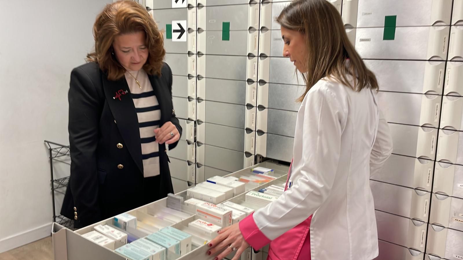 Beatriz Collado muestra el almacenaje de los medicamentos a Fátima Matute.