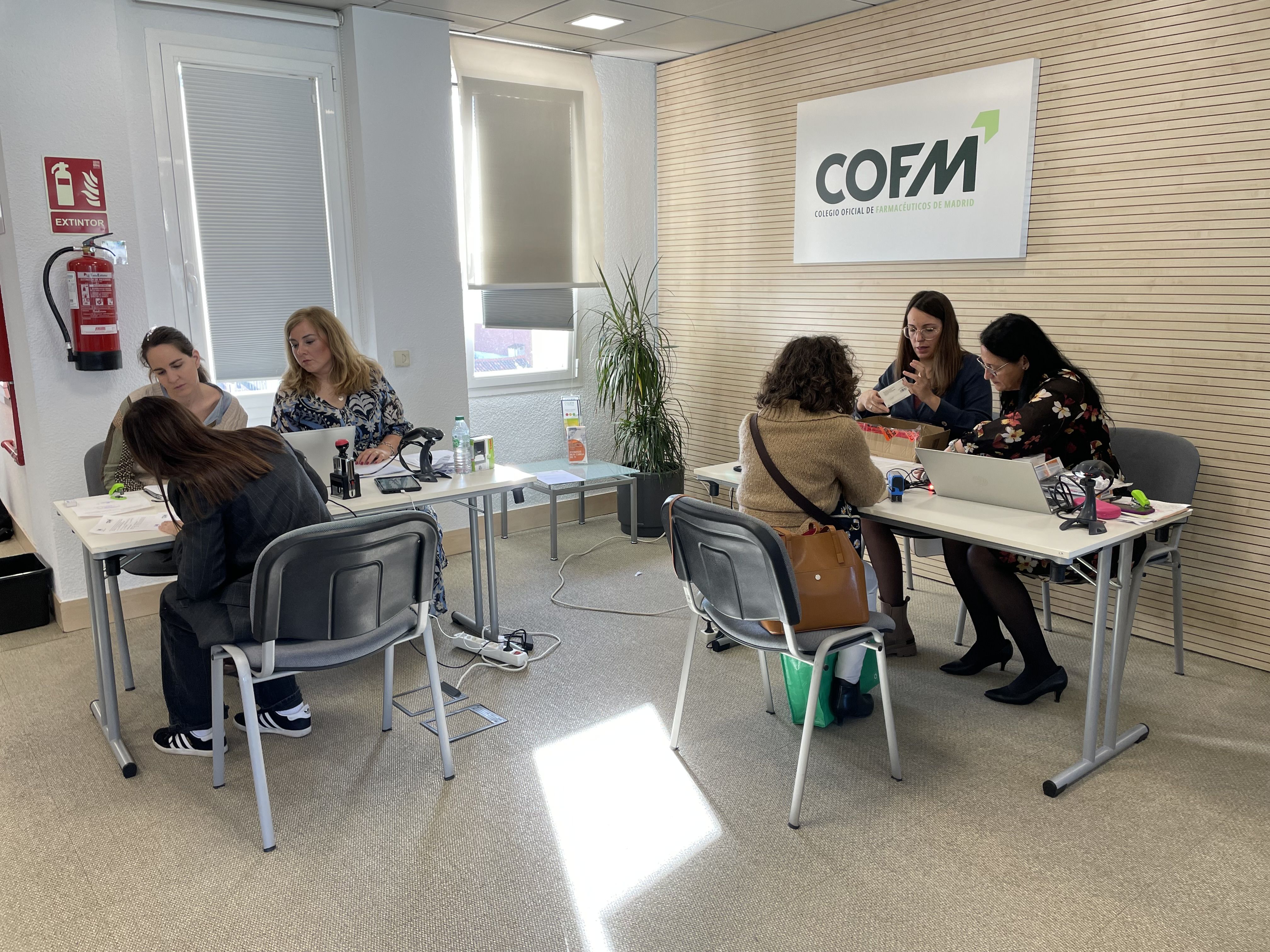 Técnicos farmacéuticos del Colegio e inspectoras de la Consejería de Sanidad han participado durante los tres días de recogida.