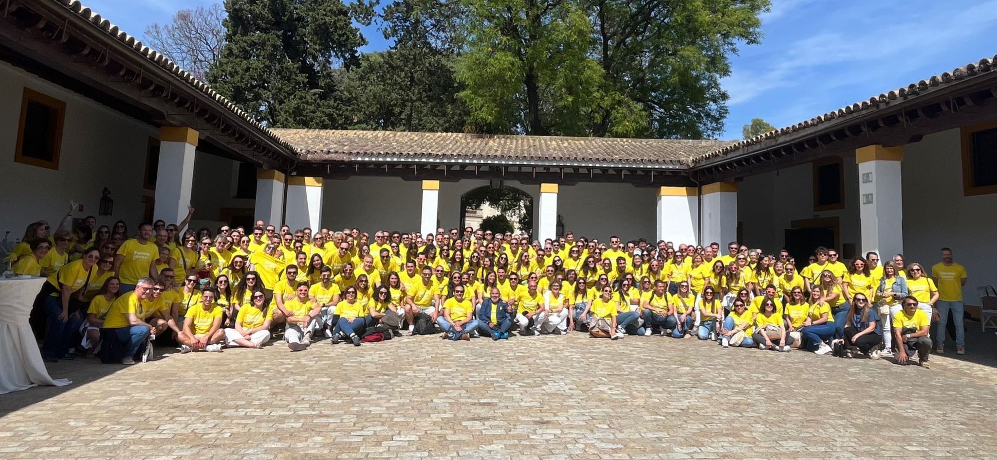 Foto de familia de todos los participantes en Farmajoven 2024.