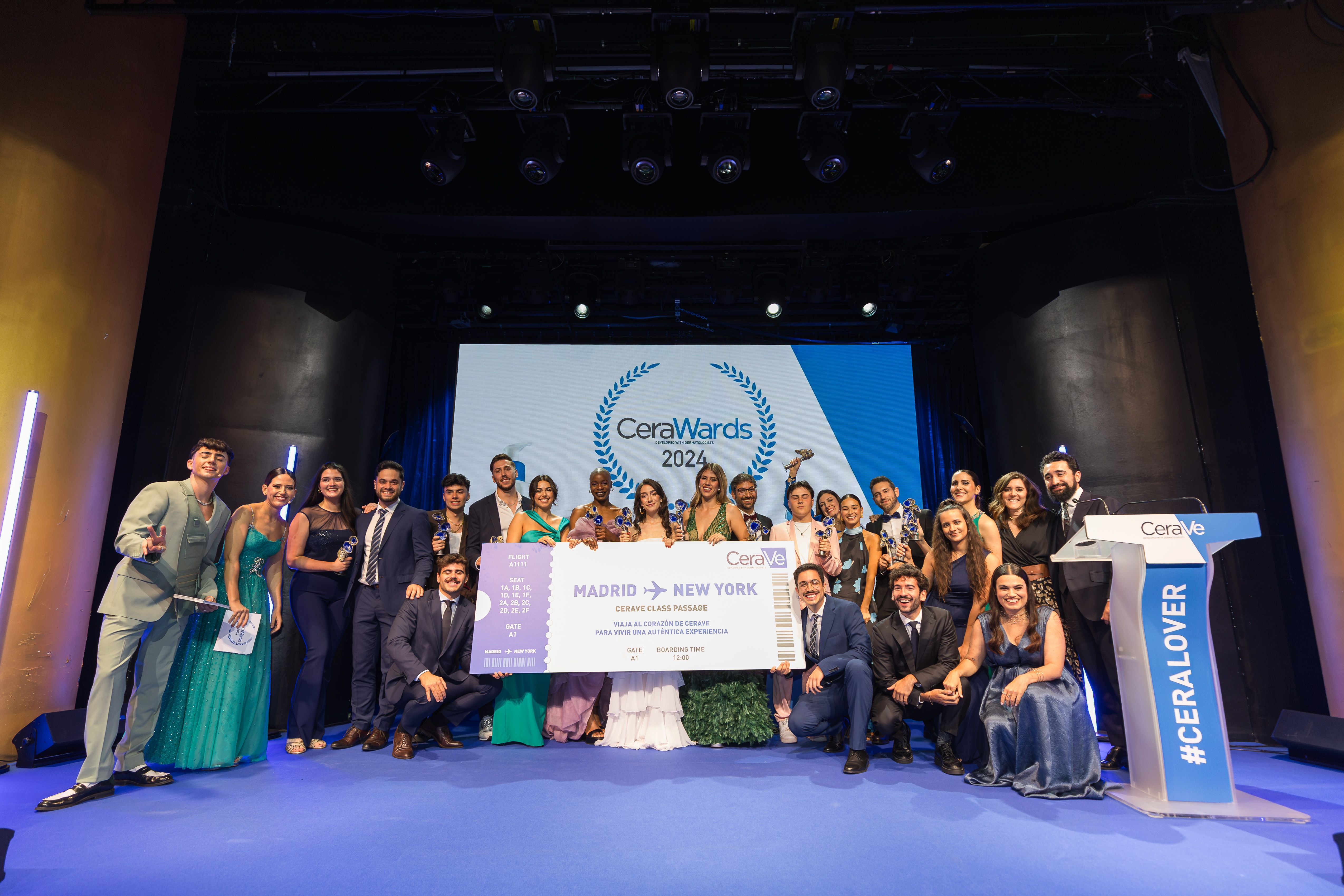 Foto de familia de todos los premiados en los CERAWARDS 2024.