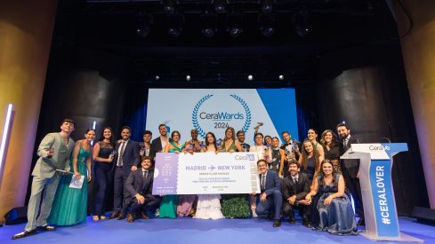 Foto de familia de todos los premiados en los CERAWARDS 2024.