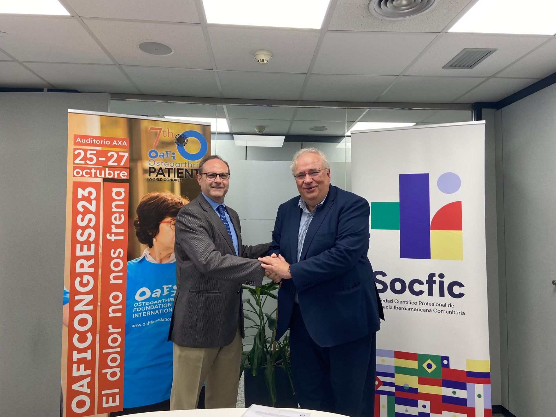 El Dr. Jesús Gómez, presidente de SOCFIC, y el Dr. Josep Vergés, presidente de OAFI y AECOSAR.