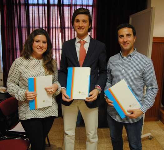 La Universidad CEU Cardenal Herrera entrega el premio al Mejor Trabajo Fin de Grado 2013-2014 de Farmacia al antiguo alumno Roberto Gimeno La Universidad CEU Cardenal Herrera entrega el premio al Mejor Trabajo Fin de Grado 2013-2014 de Farmacia al antiguo alumno Roberto Gimeno