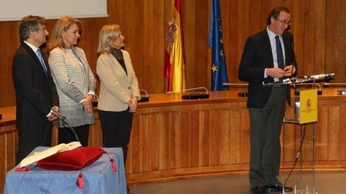 Alfonso Alonso se compromete a trabajar para «hacer mejor y más sólido el sistema sanitario español»