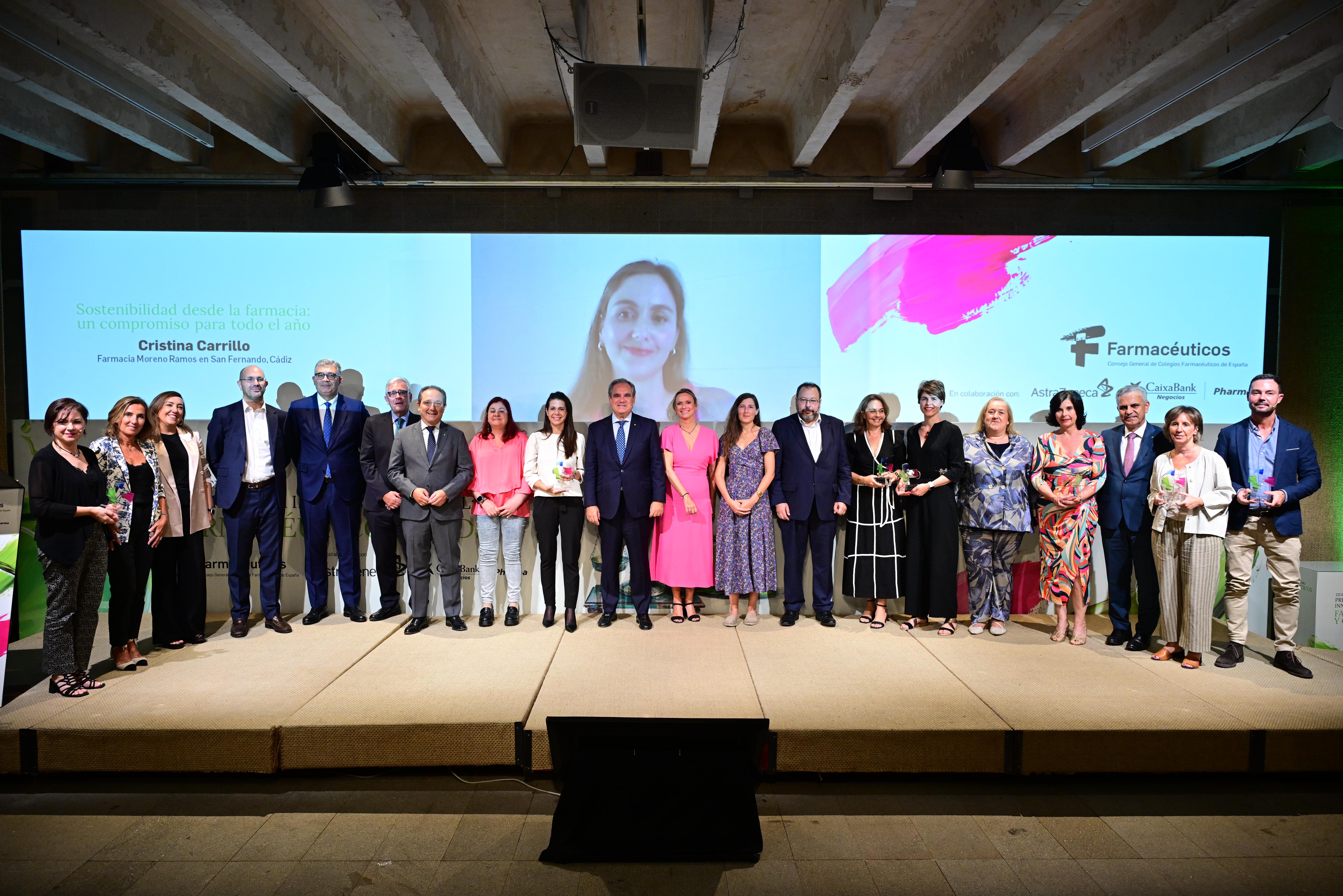 Foto de familia de los galardonados a los III Premios a la Innovación Social: Farmacéuticos y ODS