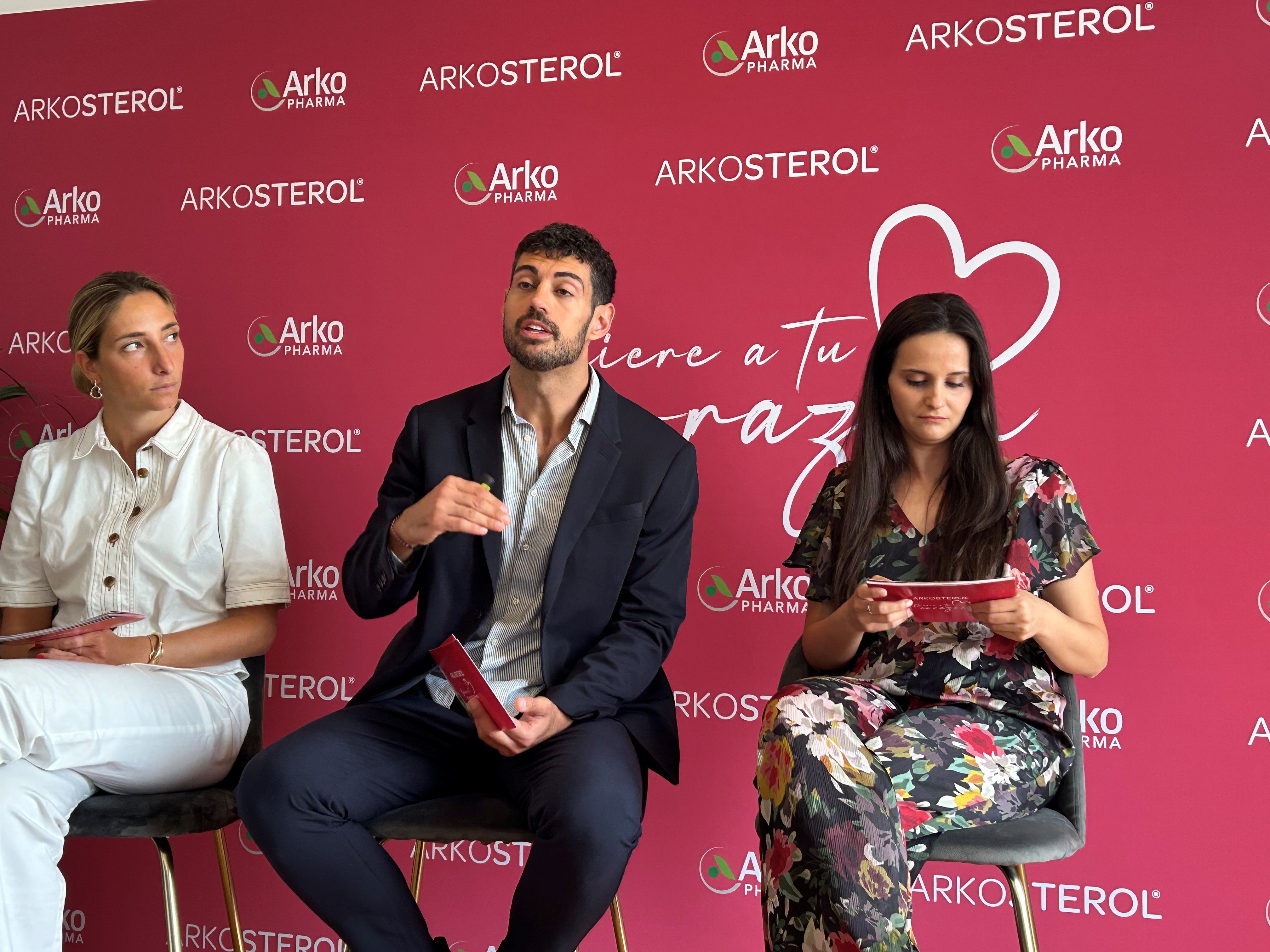 De izquierda a derecha, el  Dr. José Abellán, la nutricionista Amelia Platón y Laura Solanas de Arkopharma.
