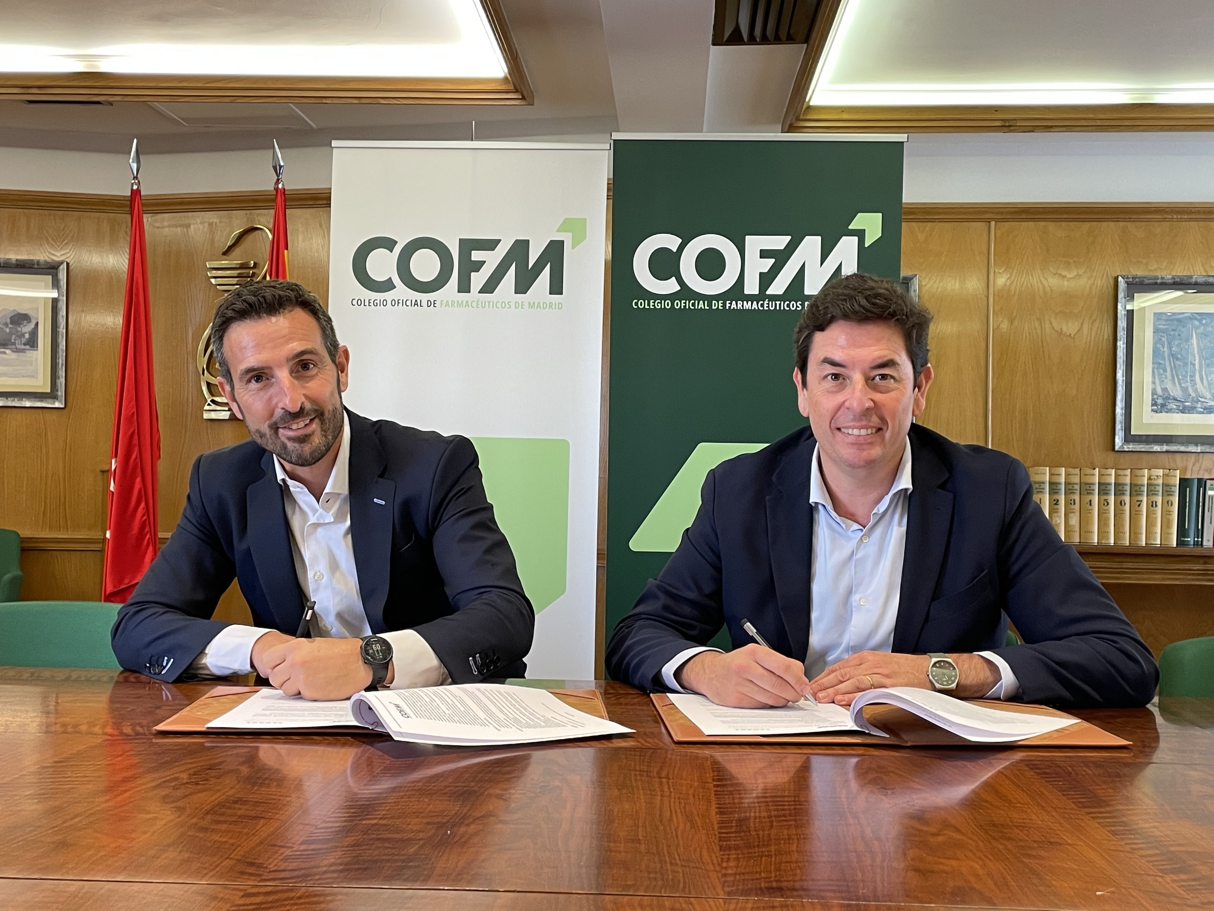 Joaquín Rodrigo, director general de Sandoz Iberia, y Manuel Martínez del Peral, presidente del COFM.