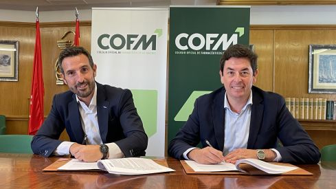 Joaquín Rodrigo, director general de Sandoz Iberia, y Manuel Martínez del Peral, presidente del COFM.