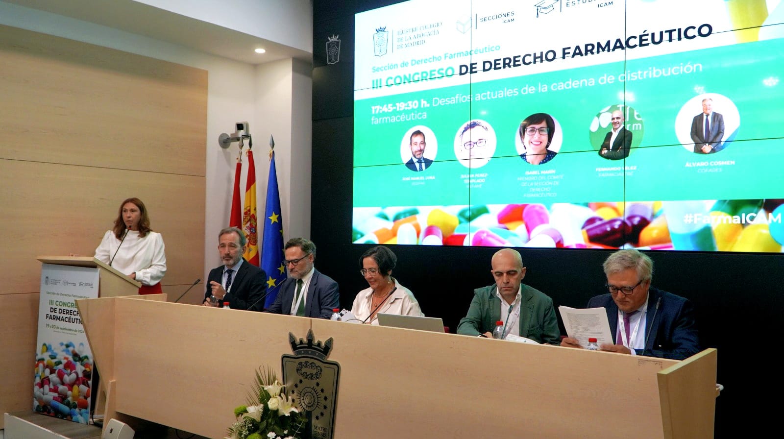Julián Pérez-Templado, segundo en la mesa por la izquierda, durante la ponencia en el III Congreso de Derecho Farmacéutico