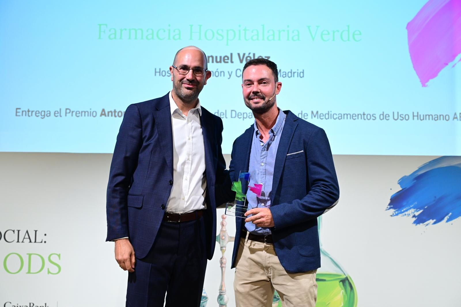 Manuel Vélez, del Servicio de Farmacia del Hospital Ramón y Cajal recogió el primer premio de manos de Antonio Blázquez, jefe del Departamento de Medicamentos de Uso Humano de la AEMPS.. 