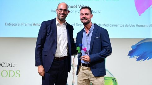 Manuel Vélez, del Servicio de Farmacia del Hospital Ramón y Cajal recogió el primer premio de manos de Antonio Blázquez, jefe del Departamento de Medicamentos de Uso Humano de la AEMPS.. 
