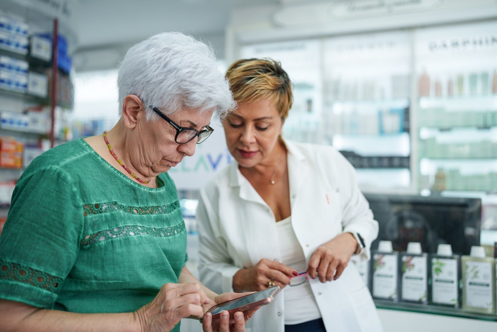 Las farmacias catalanas participan por primera vez en la campaña de vacunación contra la gripe y la COVID-19