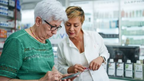 Las farmacias catalanas participan por primera vez en la campaña de vacunación contra la gripe y la COVID-19