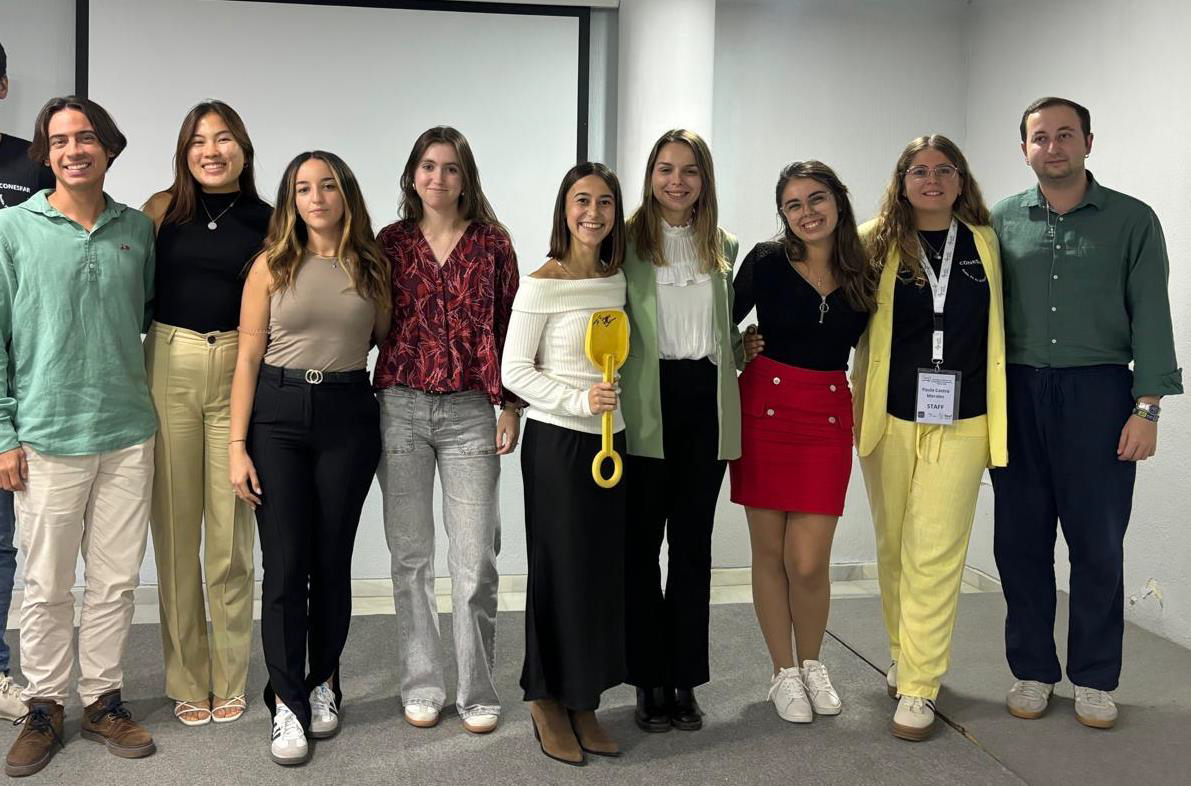 Natalia Bascones, en el centro, junto a la nueva junta de la Federación Española de Estudiantes de Farmacia.