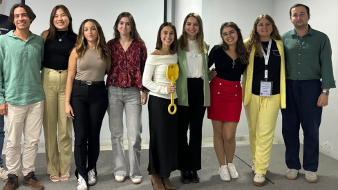 Natalia Bascones, en el centro, junto a la nueva junta de la Federación Española de Estudiantes de Farmacia.