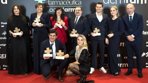 Foto de familia de los premiados junto a Gema Herrerías y Juan Carlos Ogando, CEO de ACMFarma.