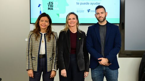 Marina Díaz, presidenta de la SEPSM,  Rita de la Plaza, tesorera del CGCOF, y Guillermo Martín, farmacéutico y divulgador sanitario en redes sociales