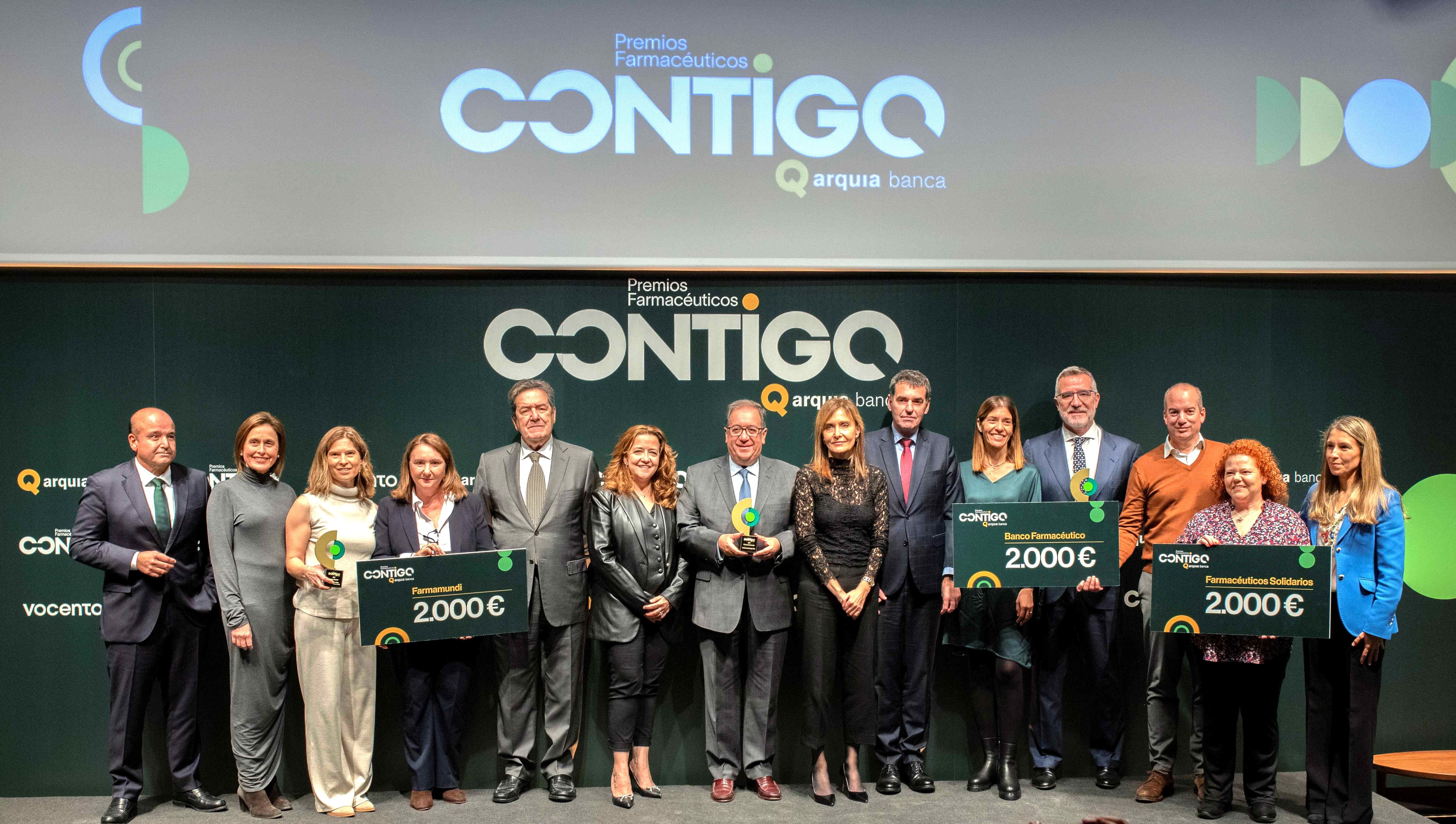 Foto de familia de todos los galardonados en los "Premios Farmacéuticos CONTIGO".