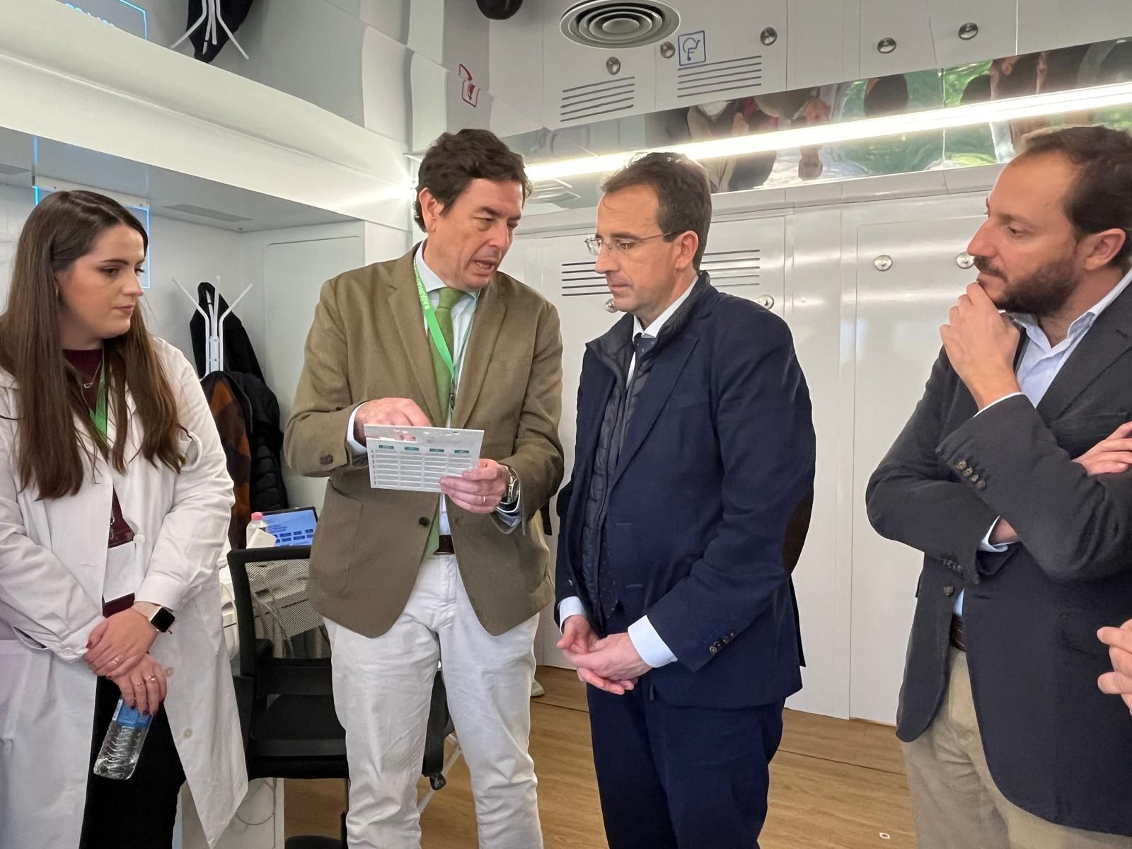 El alcalde del COFM explica al alcalde de Leganés todas las pruebas que realizan los farmacéuticos desde el interior de la unidad móvil. El alcalde del COFM explica al alcalde de Leganés todas las pruebas que realizan los farmacéuticos desde el interior de la unidad móvil.