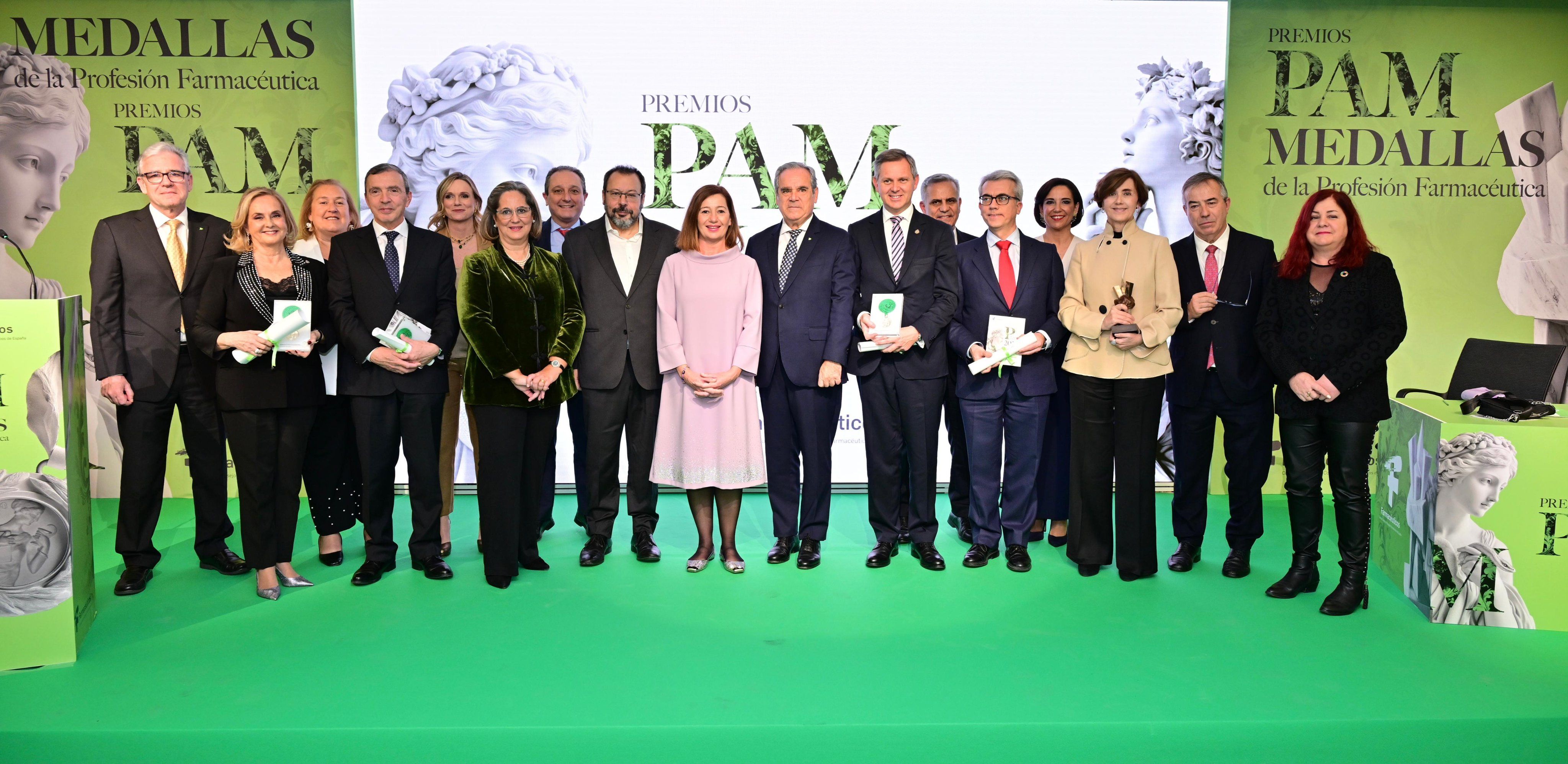 Foto de familia de todos los galardonados en los Premios Panorama y Medallas de la Profesión Farmacéutica.