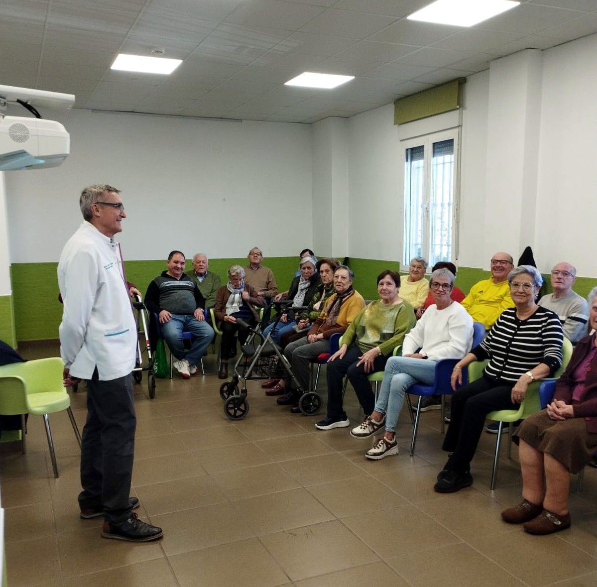 Decenas de mayores de Valdepeñas asistieron a las charlas “Tu medicación nos importa”