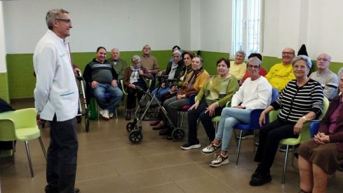 Decenas de mayores de Valdepeñas asistieron a las charlas “Tu medicación nos importa”