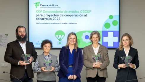 Los representantes de las ONG que desarrollan los proyectos junto a Rita de la Plaza (en el centro).