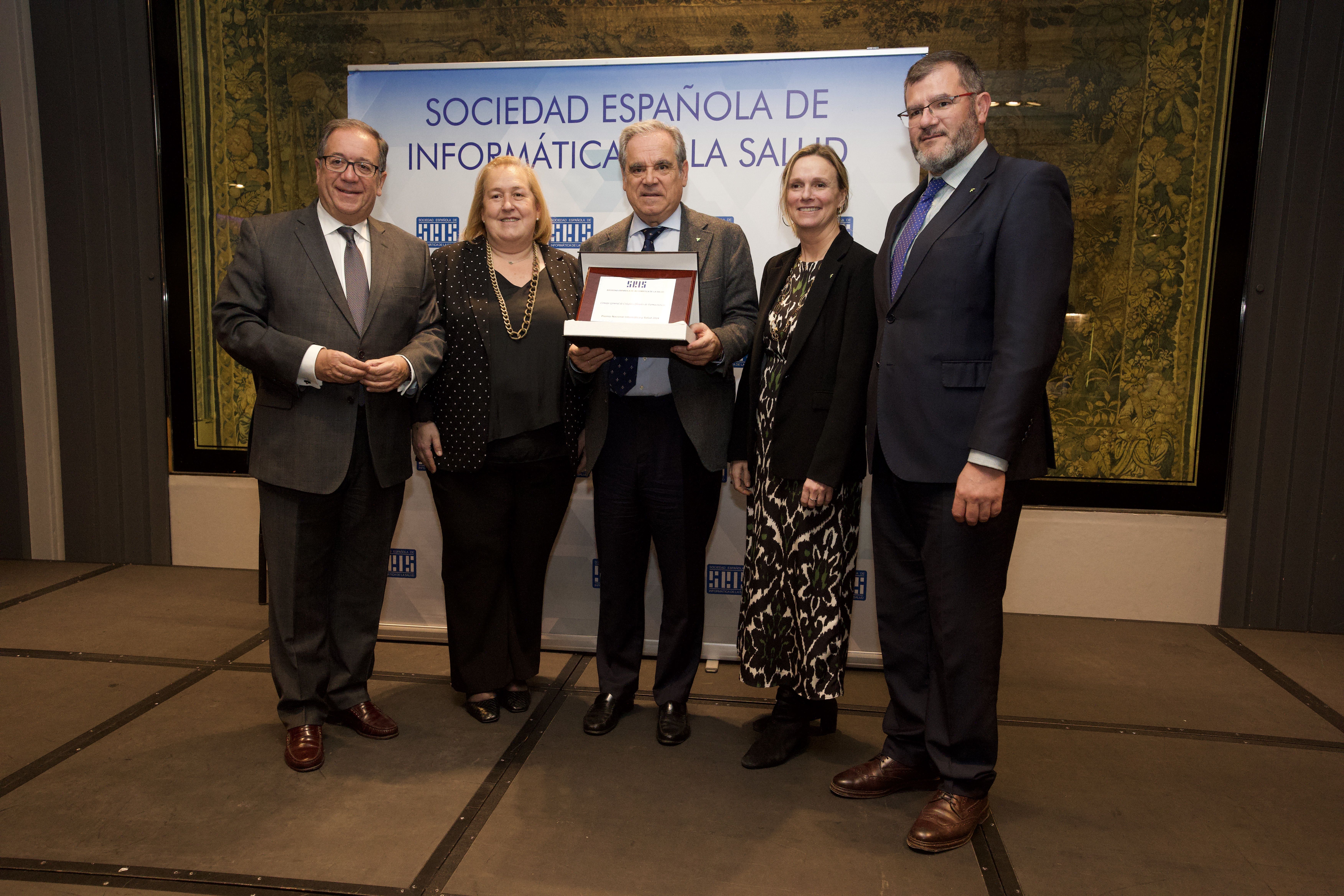 Miembros del Consejo General de Colegios Farmacéuticos con el premio otorgado a FarmaHelp Miembros del Consejo General de Colegios Farmacéuticos con el premio otorgado a FarmaHelp