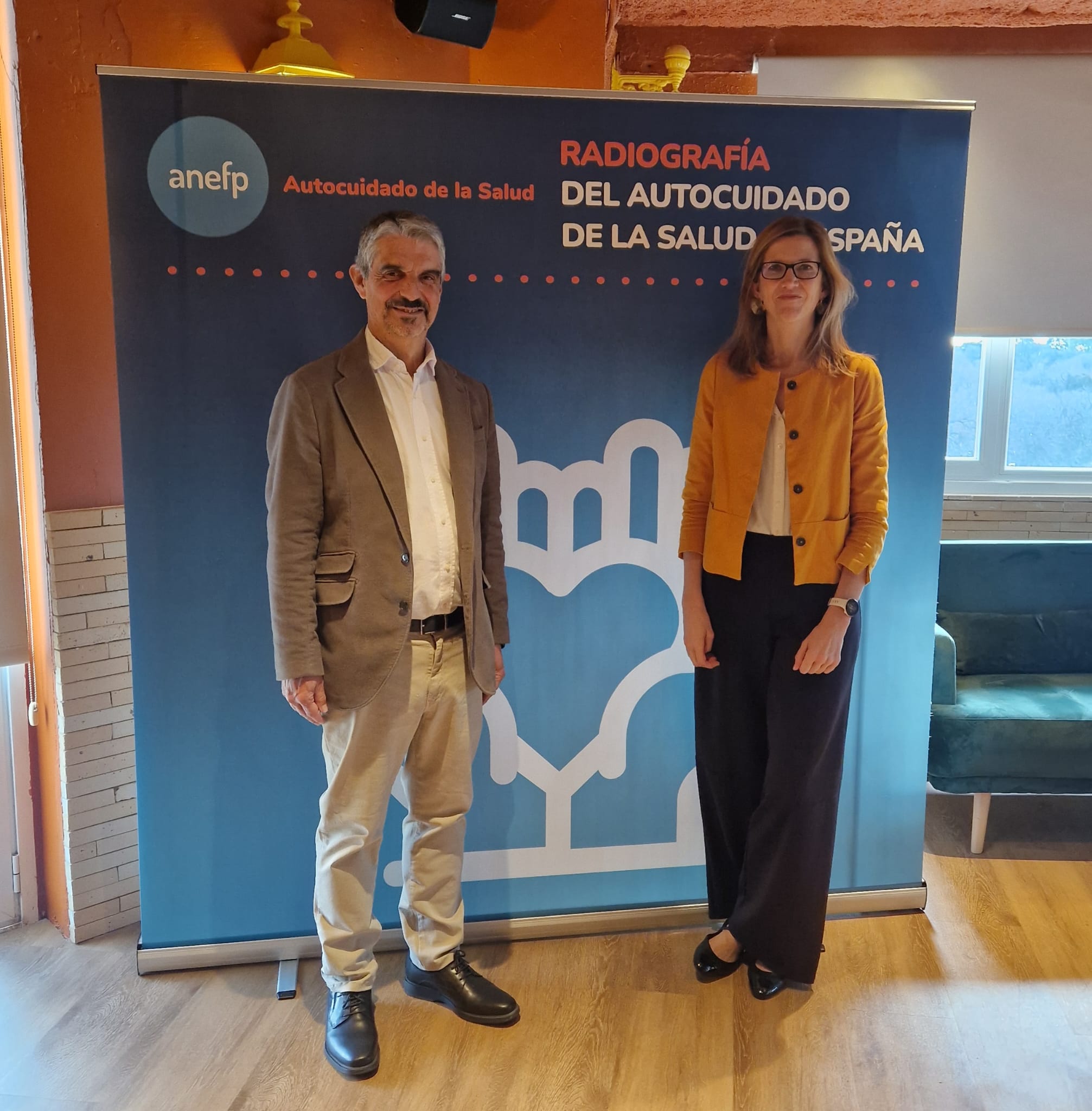 Jaume Pey, director general de anefp, y la Dra. Rosa Molina, psiquiatra y divulgadora, en la presentación de la I Radiografía del Autocuidado de la Salud en España.