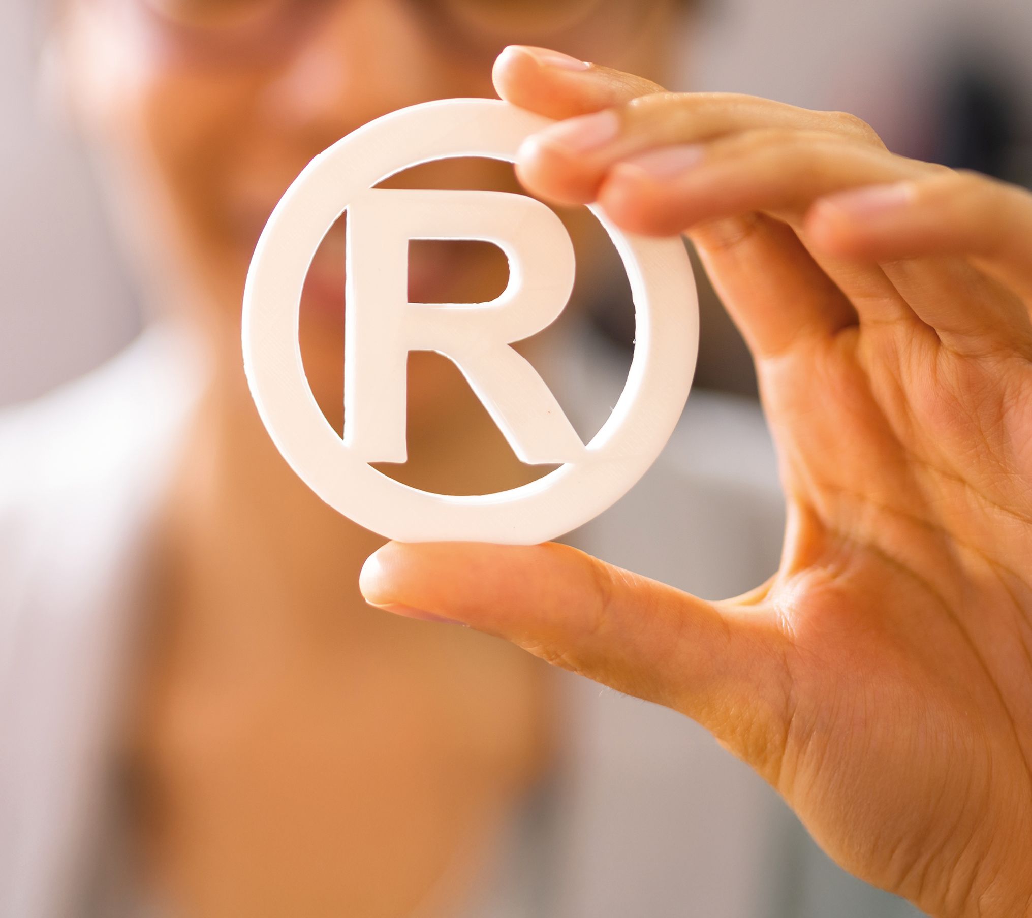 ¿Qué aspectos legales debo tener en cuenta para crear mi marca y registrarla?