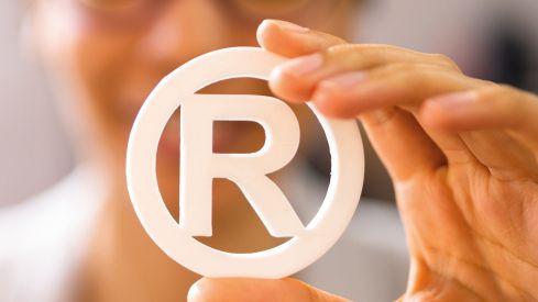 ¿Qué aspectos legales debo tener en cuenta para crear mi marca y registrarla?