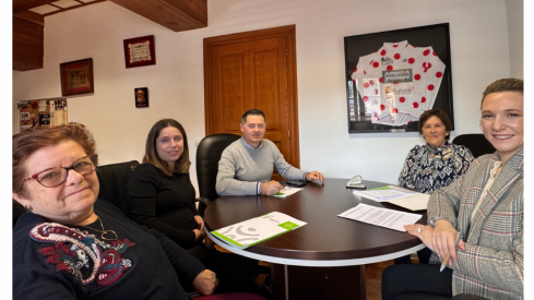 Firma del convenio entre el COF de Cantabria y el Ayuntamiento de Ruiloba para mejorar el uso de la medicación