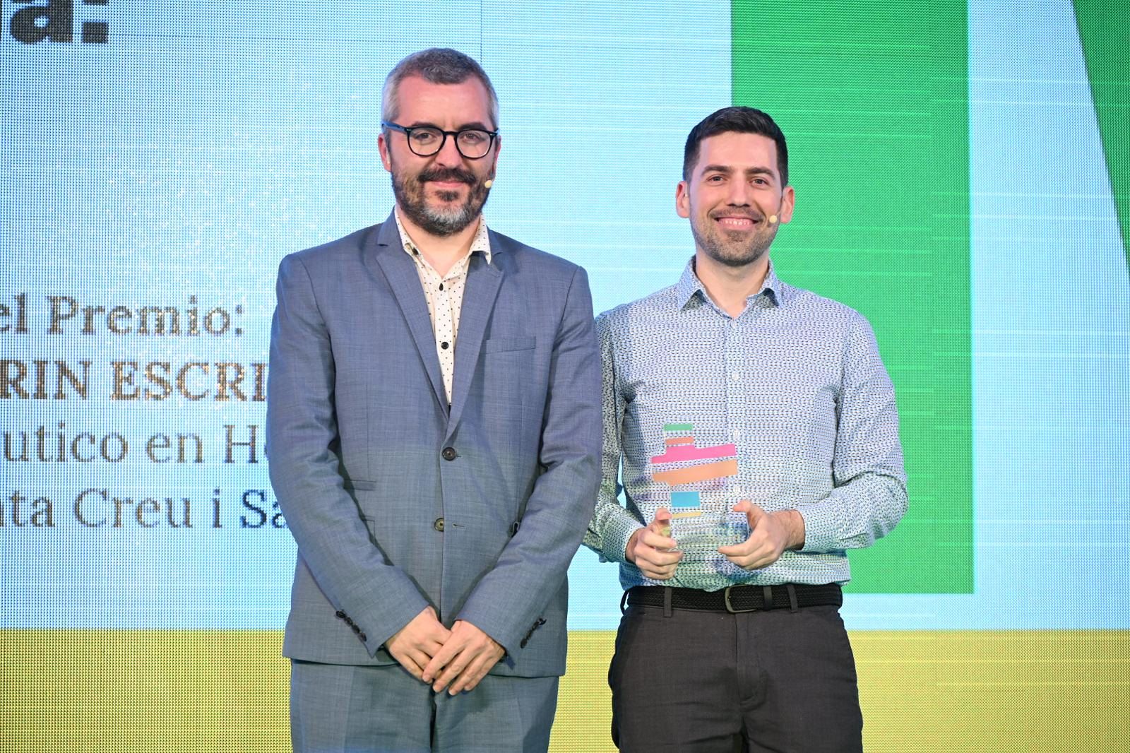 Javier Padilla, Secretario de Estado de Sanidad, entrega el premio ganador a Noé Garín por el proyecto  “Gestión del impacto medioambiental de los inhaladores desde la Farmacia Hospitalaria: Proyecto GIMAFH"