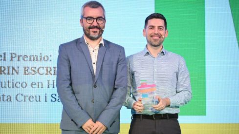 Javier Padilla, Secretario de Estado de Sanidad, entrega el premio ganador a Noé Garín por el proyecto  “Gestión del impacto medioambiental de los inhaladores desde la Farmacia Hospitalaria: Proyecto GIMAFH"