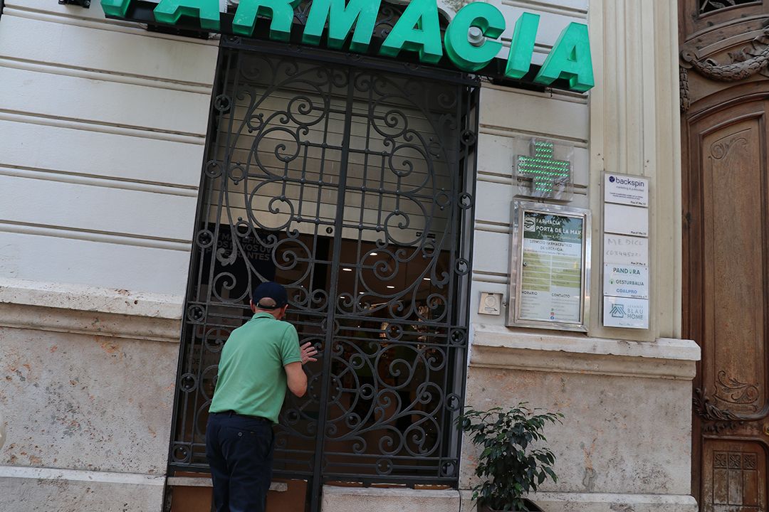 Los pacientes muestran su apoyo a las farmacias en la segunda jornada de bajadas de persianas en protesta por los impagos